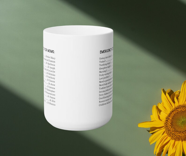 K&ouml;nnte beinhalten: Eine wei&szlig;e Keramiktasse mit schwarzem Text. Der Text auf der Tasse lautet "FOR MOMS" und listet eine Reihe von Namen auf, gefolgt von "EMERGENCY" und einer Liste von S&auml;tzen, die sich auf die Elternschaft beziehen.