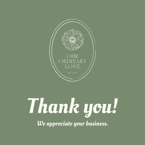 K&ouml;nnte beinhalten: Eine wei&szlig;e Dankeskarte mit gr&uuml;nem Hintergrund. Die Karte zeigt ein wei&szlig;es Logo mit einer Blume und dem Text "Our Ordinary Love Est. 2018". Der Text "Thank you! We appreciate your business." ist ebenfalls auf der Karte.