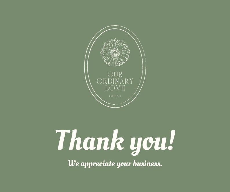 K&ouml;nnte beinhalten: Eine wei&szlig;e Dankeskarte mit gr&uuml;nem Hintergrund. Die Karte zeigt ein wei&szlig;es Logo mit einer Blume und dem Text "Our Ordinary Love Est. 2018". Der Text "Thank you! We appreciate your business." ist ebenfalls auf der Karte.