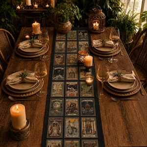 Puede incluir: Un camino de mesa oscuro con una cuadrícula de varias ilustraciones de cartas del tarot, incluyendo The Lovers, The Magician, The Star, The Moon, The Emperor, The Chariot, The High Priestess y The Tower, sobre una mesa de comedor de madera.