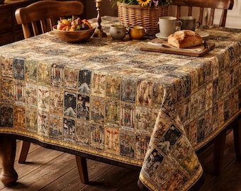 Puede incluir: Un mantel cuadrado con un patrón de cuadrícula repetitivo de ilustraciones de cartas del tarot en tonos tierra. La tela muestra varias figuras y símbolos en un estilo vintage, cubriendo una mesa de madera con un cuenco de fruta y tazas.