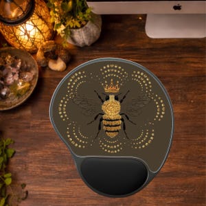 Queen Bee polssteun muismat, uniek bureauaccessoire, cadeau voor bijenliefhebbers, schattige bureauaccessoires, stijlvol ergonomisch ontwerp, 8,75 x 10 inch