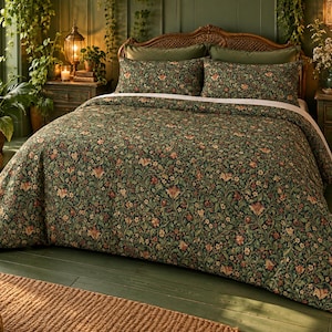 Può includere: Un set di biancheria da letto composto da un copripiumino e due federe abbinate color verde scuro con un intricato motivo floreale e di foglie nei toni del rosa, arancione e crema. Il tessuto presenta una fitta stampa botanica su tutta la superficie.