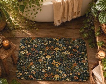 Könnte beinhalten: Eine rechteckige Badematte mit dunkelgrünem Hintergrund und einem dichten, sich wiederholenden Muster aus verschiedenen Pilzen, kleinen weißen Gänseblümchen und orangefarbenen Blumen. Die Matte hat abgerundete Ecken und eine weiche Oberfläche.