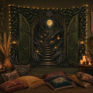 Puede incluir: Un tapiz de pared rectangular que muestra una puerta arqueada abierta que revela una escalera de piedra que conduce a un bosque oscuro bajo una luna llena. La escena está enmarcada por puertas verdes ornamentadas e iluminada por faroles.