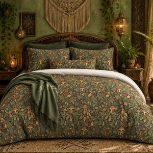 Peut inclure: Une parure de lit composée d'une housse de couette et de taies d'oreiller assorties avec un motif botanique dense de champignons, de feuilles et de fleurs dans des tons de vert, orange et bleu, avec un jeté de lit vert olive et un drap blanc.