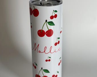 Bicchiere personalizzato da 20 once con stampa di ciliegie e nome, design di ciliegie rosse su sfondo bianco