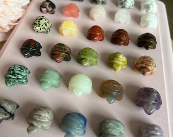 手彫り天然石の亀の置物：クリスタル動物（60 mm） - Etsy 日本