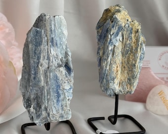 Braziliaanse ruwe blauwe kyanietcluster op standaard | Exemplaar genezende chakra Heksencadeau
