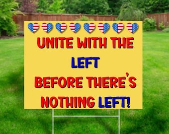 Może przedstawiać: Żółty znak z czerwonym i niebieskim tekstem, który brzmi "Unite with the Left Before There's Nothing Left!" Znak jest ozdobiony rzędem czerwonych, białych i niebieskich serc z gwiazdami.