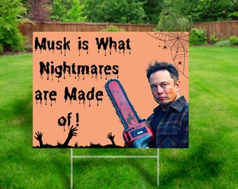Może przedstawiać: Tabliczka ogrodowa na Halloween z pomarańczowym tłem i czarnym tekstem, który brzmi "Musk is What Nightmares are Made of!" Na zdjęciu widać mężczyznę z piłą łańcuchową. Tabliczka ma przerażający motyw.