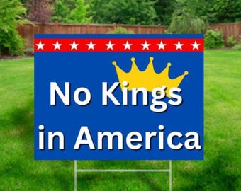 Może przedstawiać: Niebieski znak ogrodowy z białym napisem "No Kings in America", zwieńczony żółtą koroną. Znak ma czerwono-białą obwódkę z gwiazdami i jest wyświetlany na zielonym trawniku.