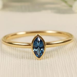 Zierlicher London Blauer Topasring, Solitärring aus 585er Gold, Marquise Topasring, Verlobungsring, Brautschmuck, zierlicher Geschenkring für Sie