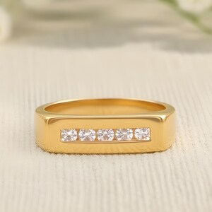 Geboortesteen initiaal zegelring, statement edelsteenring met ronde moissaniet, gepersonaliseerd cadeau voor haar, dikke vintage statement ring