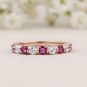 Aliança de casamento com rubi e diamantes, meia aliança combinando, pedra de nascimento de julho, anel de aniversário, joia feminina em ouro, presente de aniversário para o amor.