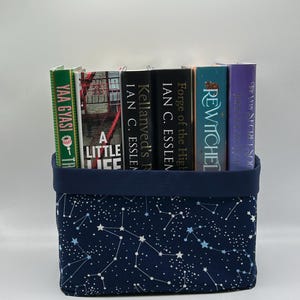 Corbeille à livres faite main TBR | Organiseur de livre en tissu | Motif étoilé bleu marine