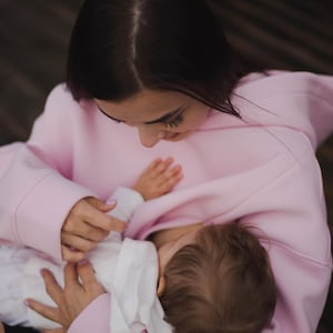 Bluza z kapturem Cozy Mama: idealna odzież ciążowa i prezent do karmienia piersią