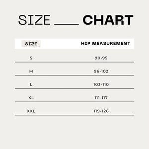 K&ouml;nnte beinhalten: Gr&ouml;&szlig;entabelle f&uuml;r Kleidung mit H&uuml;ftma&szlig;en in Zoll. Die Gr&ouml;&szlig;en umfassen S, M, L, XL und XXL. Die H&uuml;ftma&szlig;e reichen von 90-95 Zoll bis 119-126 Zoll.