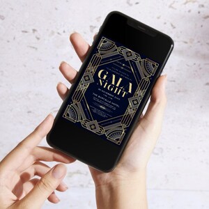 Puede incluir: Un tel&eacute;fono inteligente que muestra una invitaci&oacute;n digital para una noche de gala. La invitaci&oacute;n presenta un dise&ntilde;o art d&eacute;co en oro y negro con el texto "Gala Night" y la fecha "30 de noviembre de 2023".