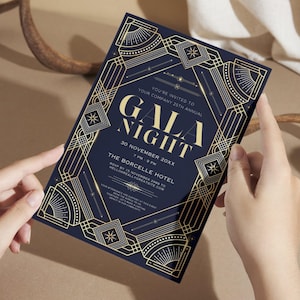 Puede incluir: Una tarjeta de invitaci&oacute;n dorada y azul con un dise&ntilde;o art d&eacute;co. El texto dice "Est&aacute;s invitado a la gala anual de tu empresa, 30 de noviembre de 20XX, 19:00 - 21:00, The Borcelle Hotel, RSVP antes del 15 de noviembre de 20XX a hello.reallygreatsite.com".