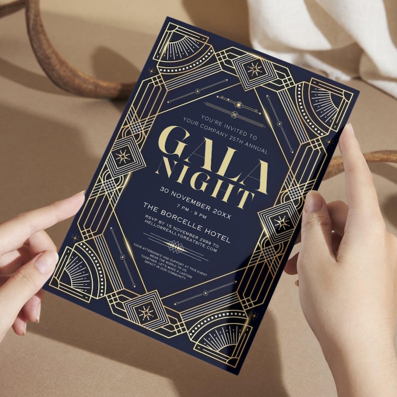 Puede incluir: Una tarjeta de invitaci&oacute;n dorada y azul con un dise&ntilde;o art d&eacute;co. El texto dice "Est&aacute;s invitado a la gala anual de tu empresa, 30 de noviembre de 20XX, 19:00 - 21:00, The Borcelle Hotel, RSVP antes del 15 de noviembre de 20XX a hello.reallygreatsite.com".