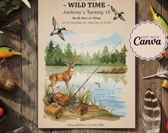 Può includere: Un invito rustico a tema fauna selvatica. Il design presenta una scena lacustre con un cervo, canne da pesca e anatre. Il testo include "WILD TIME" e "Anthony's Turning 10". L'invito è circondato da esche e attrezzatura da caccia.