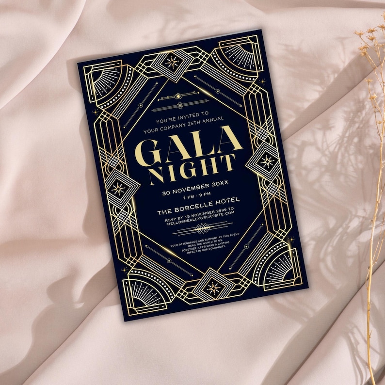 Puede incluir: Una invitaci&oacute;n azul marino con detalles dorados y patrones geom&eacute;tricos. El texto dice "Est&aacute;s invitado al 25&ordm; aniversario anual de tu empresa, Gala Night, 30 de noviembre de 20XX, 19:00 - 21:00, The Borcelle Hotel, RSVP antes del 15 de noviembre de 20XX a hello reallygreatsite.com"