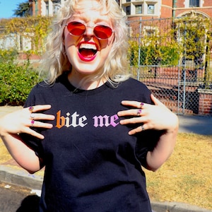 Bite Me-tröja (Lesbisk Pride)