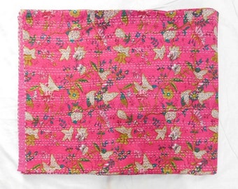 Edredón Kantha indio hecho a mano: colcha de algodón con estampado Paradise en rosa bebé