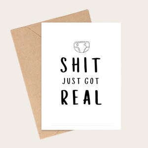 Nouvelle carte de bébé amusante - « Shit Just Got Real » avec un design couche/couche - carte humoristique pour baby shower, faire-part de grossesse, carte de nouveau parent