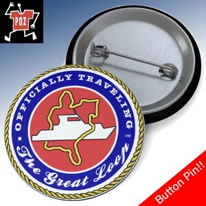 Puede incluir: Un pin de botón redondo con un diseño azul, rojo y blanco. El diseño presenta un barco blanco con un contorno amarillo, y el texto "Officially Traveling The Great Loop".