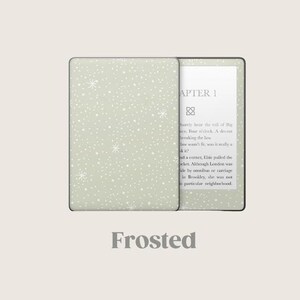 Könnte beinhalten: Ein digitaler Download für eine Kindle E-Reader-Hülle mit einem mattierten Design, das ein weißes Sternenmuster auf einem hellgrünen Hintergrund zeigt. Der Text "Frosted" wird unter dem Bild angezeigt.