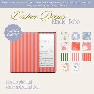 Könnte beinhalten: Ein individueller Aufkleber für Kindle- und Kobo-E-Reader. Das Bild zeigt einen Kindle mit einem korallen- und rosafarbenen Streifendesign sowie eine Auswahl anderer Muster. Der Text lautet "Custom Decals" und "II Design Choices."