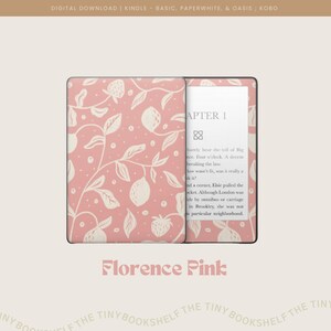 Puede incluir: Una descarga digital para una funda de lector electrónico Kindle con un fondo rosa y un patrón floral blanco. El texto "Florence Pink" está en la parte inferior de la imagen. El texto "APTER 1" es visible en la pantalla del Kindle.