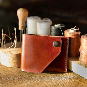 Cartera de cuero hecha a mano y cosida a mano.