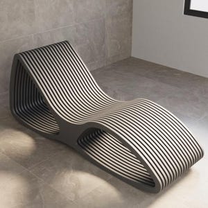 Puede incluir: Una tumbona moderna con un dise&ntilde;o &uacute;nico. La silla presenta un marco gris oscuro con listones horizontales y paralelos en blanco y negro alternados. La forma curva y el dise&ntilde;o abierto crean una est&eacute;tica contempor&aacute;nea.