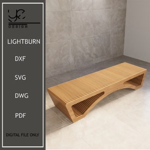 Puede incluir: Un banco de madera con un diseño curvo y una parte superior de listones. El banco está hecho de madera marrón claro y tiene un acabado natural. El banco está sentado en un suelo de baldosas.