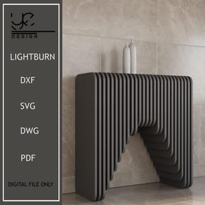 以下が含まれることがあります： 幾何学的なデザインが特徴的な黒いコンソールテーブル。テーブルは、積み重ねられた湾曲したパネルで構成されており、モダンでスタイリッシュな外観を生み出しています。テーブルは、薄い灰色のタイル張りの壁の前に置かれています。