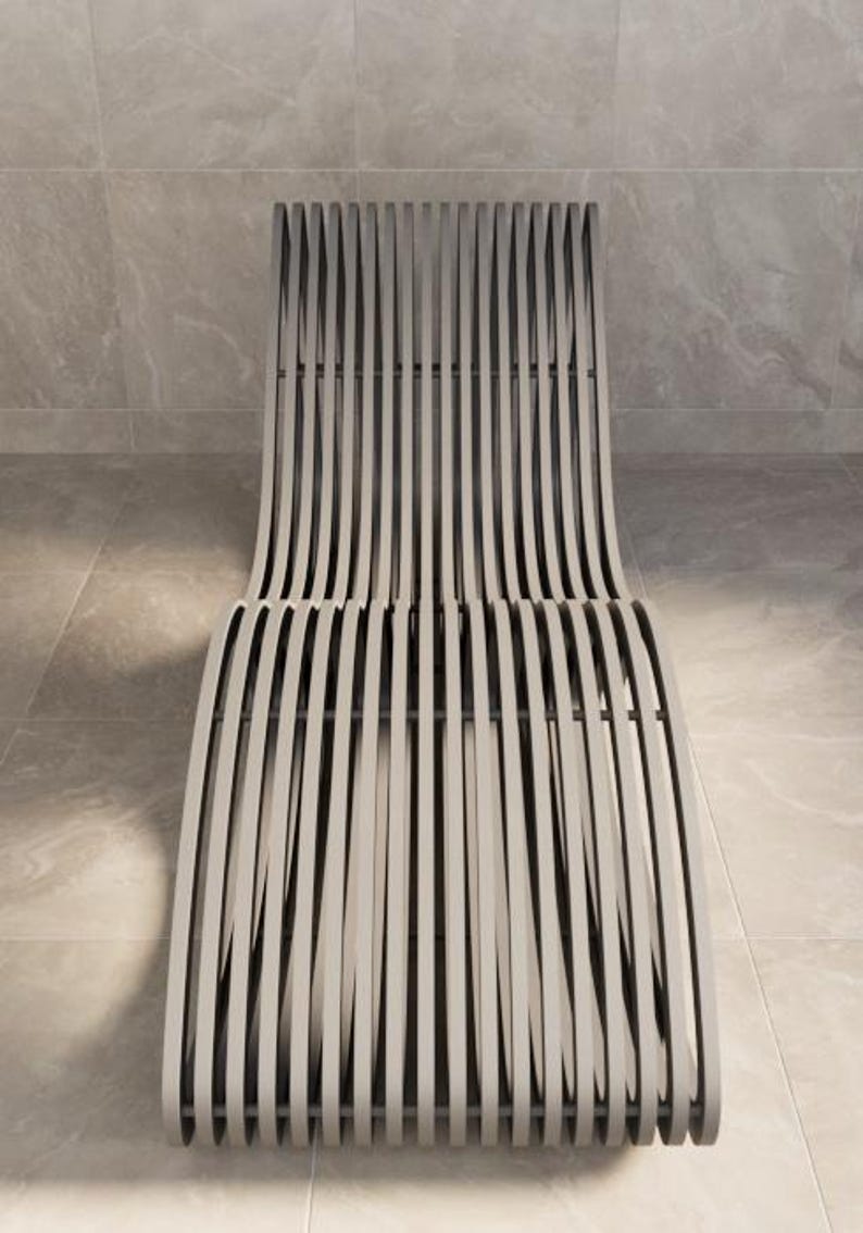 Puede incluir: Una moderna tumbona gris para exteriores con un dise&ntilde;o de listones. La silla presenta un respaldo y un asiento curvos, construidos con listones verticales y espaciados uniformemente. La silla se encuentra sobre un fondo neutro y embaldosado.