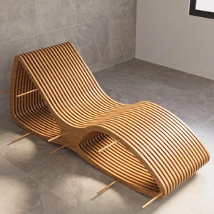 Puede incluir: Una tumbona de madera moderna con un dise&ntilde;o curvado y de listones. La tumbona de color marr&oacute;n claro presenta una forma &uacute;nica con un recorte y est&aacute; sostenida por finas clavijas de madera. El dise&ntilde;o es minimalista y contempor&aacute;neo.