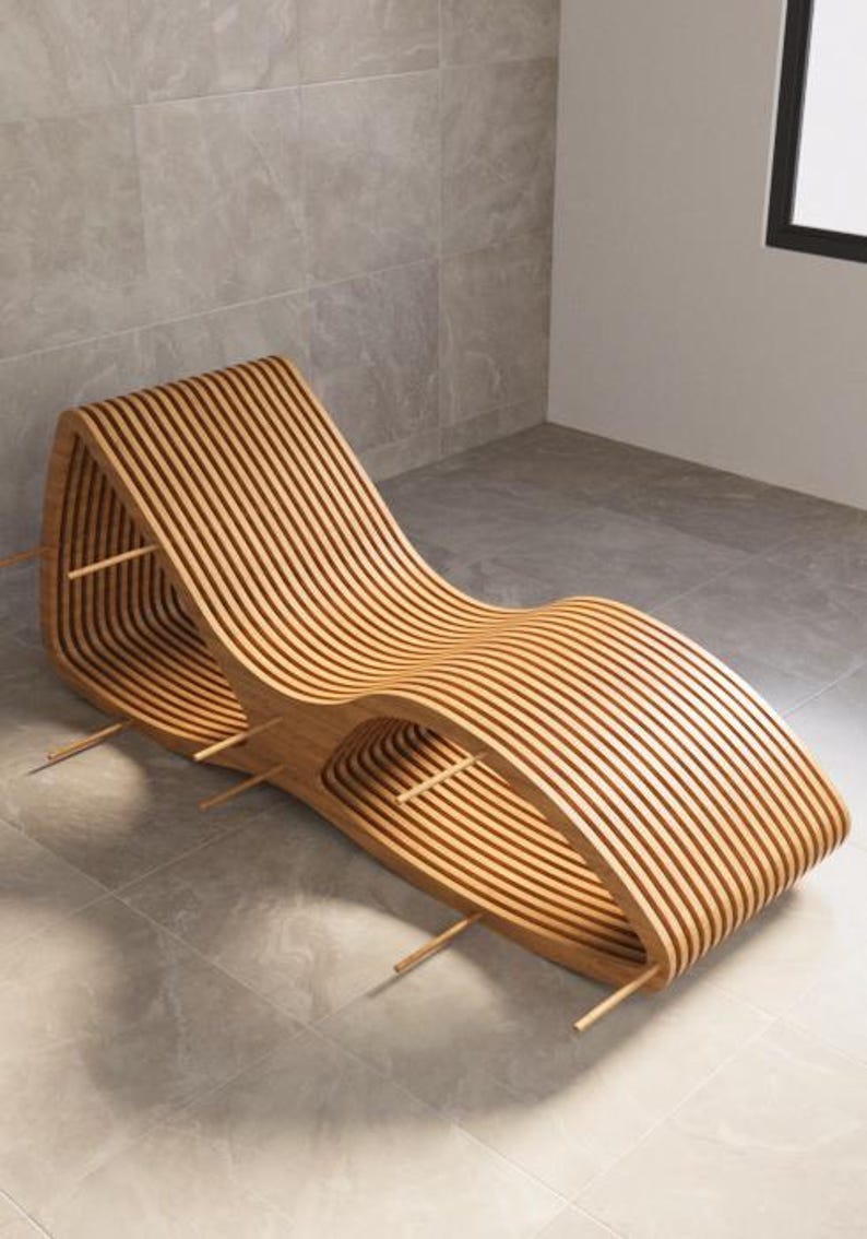 Puede incluir: Una tumbona de madera moderna con un dise&ntilde;o curvado y de listones. La tumbona de color marr&oacute;n claro presenta una forma &uacute;nica con un recorte y est&aacute; sostenida por finas clavijas de madera. El dise&ntilde;o es minimalista y contempor&aacute;neo.