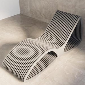 Puede incluir: Una moderna chaise longue curvada con un dise&ntilde;o a rayas grises y negras. La tumbona est&aacute; hecha de listones curvados en capas, creando una est&eacute;tica &uacute;nica y contempor&aacute;nea. La silla est&aacute; colocada sobre un suelo embaldosado.