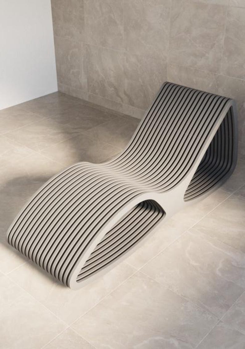Puede incluir: Una moderna chaise longue curvada con un dise&ntilde;o a rayas grises y negras. La tumbona est&aacute; hecha de listones curvados en capas, creando una est&eacute;tica &uacute;nica y contempor&aacute;nea. La silla est&aacute; colocada sobre un suelo embaldosado.