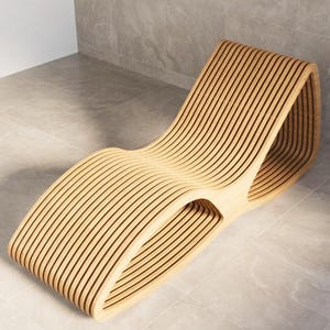 Puede incluir: Una moderna chaise longue de madera curvada. Est&aacute; construida con numerosas lamas de madera paralelas, creando una forma fluida y org&aacute;nica. La madera clara contrasta con el suelo y la pared de baldosas grises, creando una est&eacute;tica minimalista. Un mueble.