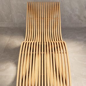 Puede incluir: Silla de madera moderna con dise&ntilde;o de listones. La silla est&aacute; construida con madera de color claro y presenta listones curvos para el respaldo y el asiento. La silla est&aacute; dise&ntilde;ada para la comodidad y el estilo, adecuada para uso en interiores o exteriores.