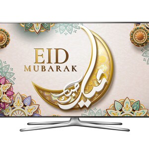 K&ouml;nnte beinhalten: Ein Fernsehbildschirm zeigt einen festlichen Eid Mubarak-Gru&szlig; mit einem goldenen Halbmond und komplizierten floralen Mustern in Gr&uuml;n-, Blau- und Rosat&ouml;nen.
