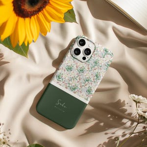 Blommigt liljemönster Tufft mobilskal | Grönt monogrammönster