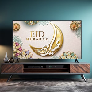 K&ouml;nnte beinhalten: Ein Fernsehbildschirm zeigt einen festlichen Eid Mubarak-Gru&szlig; mit komplizierten goldenen und bunten Mandala-Designs. Der Bildschirm ist an einem dunklen Holz-Entertainment-Center mit einem Regal befestigt.
