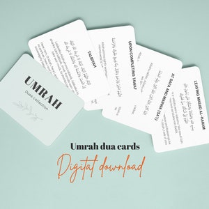 Puede incluir: Un conjunto de tarjetas blancas con texto árabe y traducciones al inglés. Las tarjetas se titulan "Umrah Dua Cards" y presentan una colección de du'as para diferentes partes de la peregrinación de la Umrah. Las tarjetas están diseñadas con una estética simple y moderna.