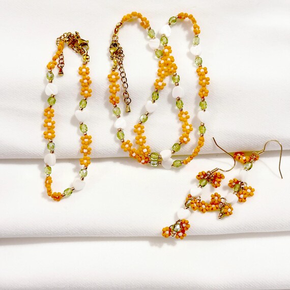 Collana con Ciondolo con Margherita Gialla e Gemme di